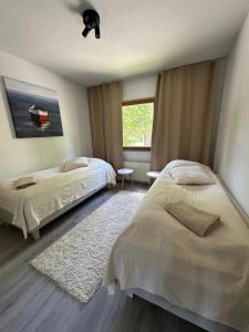 Ένα ή περισσότερα κρεβάτια σε δωμάτιο στο Cozy apartment near the city center with parking