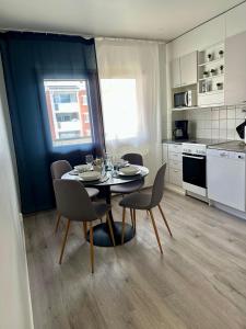 Η κουζίνα ή μικρή κουζίνα στο Cozy apartment near the city center with parking