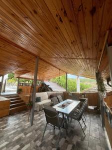 a living room with a table and a couch at Casa Anna&Criss in Orşova