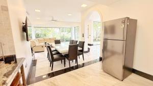 Kjøkken eller kjøkkenkrok på Baan Dhewaran Beachfront Villa