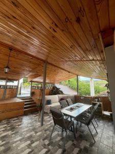 a living room with a table and a couch at Casa Anna&Criss in Orşova
