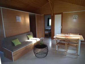 Posezení v ubytování Camping Domaine Vallée du Tarn SN
