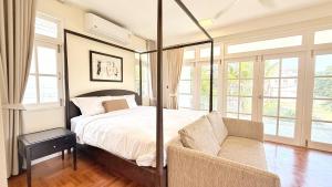 En eller flere senger på et rom på Baan Dhewaran Beachfront Villa