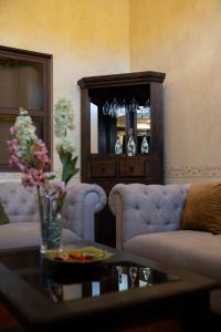 a living room with two couches and a table at La Villa de que buscabas en Antigua Guatemala in Antigua Guatemala