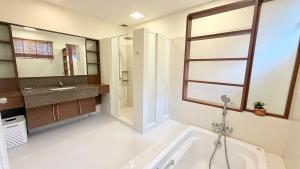 Et bad på Baan Dhewaran Beachfront Villa