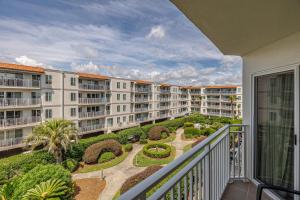 Cet appartement dispose d'un balcon avec vue sur la cour. dans l'établissement Beach Club #313, à Île de Saint-Simon
