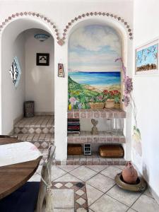 サンタ・ルチアにあるResidenza estiva con giardino vista mare Santa Lucia IUN T7288の壁に絵が掛かっている部屋