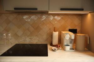 encimera de cocina con cafetera en Casa Souburg, en Oost-Souburg