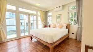 En eller flere senger på et rom på Baan Dhewaran Beachfront Villa