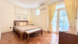 En eller flere senger på et rom på Baan Dhewaran Beachfront Villa