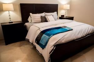 卡波圣卢卡斯Cascadas del Pedregal的一间带大床和两个床头柜的卧室