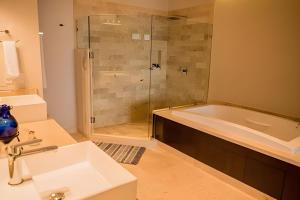 卡波圣卢卡斯Cascadas del Pedregal的带淋浴、水槽和浴缸的浴室 更多11张照片