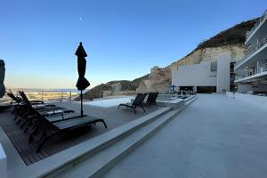 卡波圣卢卡斯Cascadas del Pedregal的一组椅子放在建筑物的顶部