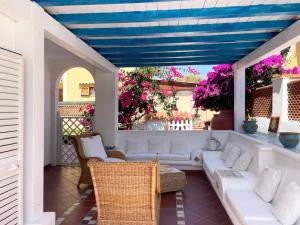 サンタ・ルチアにあるResidenza estiva con giardino vista mare Santa Lucia IUN T7288の青い天井のパティオ(白い家具付) +22枚の写真