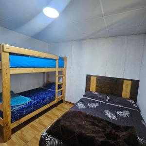 - une chambre avec 2 lits superposés dans une maison dans l'établissement Casa de Campo La Chocita de Gladis, à Santa Rosa de Quives 6 autres photos