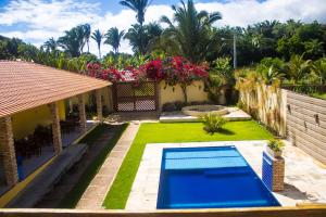 an image of a backyard with a swimming pool at Pousada Sítio Machado in Viçosa do Ceará