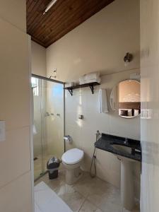 un bagno con wc e doccia in vetro di Pousada Lua Luana a Cambuquira