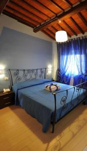 Bed & Breakfast Viziottavo في كاستيجليون فيورنتينو: غرفة نوم بسرير ازرق مع لحاف ازرق