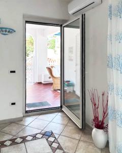 サンタ・ルチアにあるResidenza estiva con giardino vista mare Santa Lucia IUN T7288のパティオ付きの客室内のガラスの引き戸