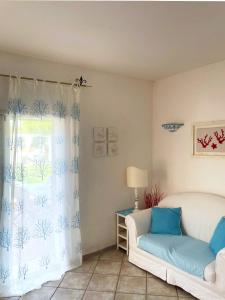 サンタ・ルチアにあるResidenza estiva con giardino vista mare Santa Lucia IUN T7288のソファと窓のあるリビングルーム