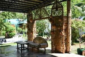 eine hölzerne Pergola mit einer Bank und einem Tisch in der Unterkunft I Love Villa Victoria Resort in Victoria
