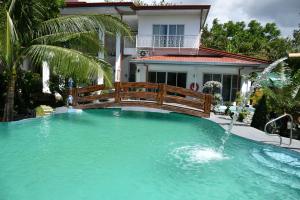 ein großer Pool mit einer Holzbrücke vor einem Haus in der Unterkunft I Love Villa Victoria Resort in Victoria + 37 Fotos