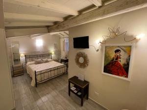 A bed or beds in a room at Il Lavandeto - farmhouse in the city