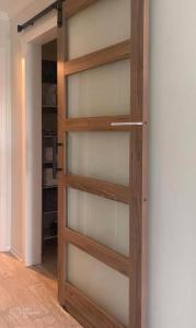 a sliding closet door in a room at Coastal King at Seaside Villas Ocean View in Hilton Head Island +18 photos