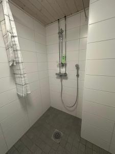 クオピオにあるModern studio, good location, free parkingのバスルーム(シャワー付)