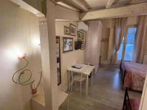 A bed or beds in a room at Il Lavandeto - farmhouse in the city