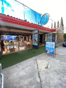 een restaurant met een bordje 'paspoort' ervoor. bij Hotel Casa ixtapan in Ixtapan de la Sal
