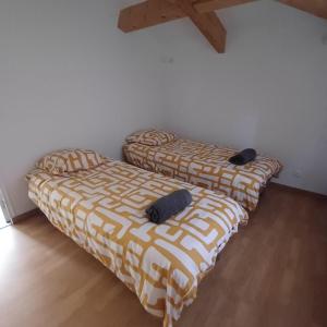 two beds sitting next to each other in a room at Ciotat t3 piscine in La Ciotat