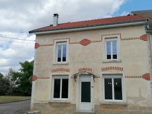 VaillantにあるMaison de village tout confortの窓と赤い屋根の建物