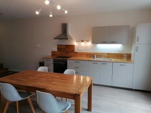 VaillantにあるMaison de village tout confortのキッチン(木製テーブル、白いキャビネット付) +9枚の写真