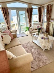 Una sala de estar con dos sofás y una mesa. en Teal - a few steps from the beach, en Redcar