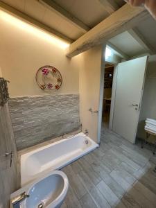 A bathroom at Il Lavandeto - farmhouse in the city Még 23 kép