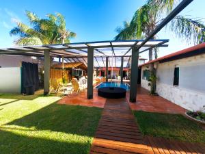 a pergola over a backyard with a pool at Pousada Liberal Liberte-se in Búzios- Somente Adultos in Búzios