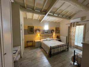 A bed or beds in a room at Il Lavandeto - farmhouse in the city