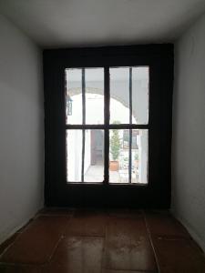 une pièce vide avec une fenêtre dans un bâtiment dans l'établissement Apartamentos Casa Vicario, à Jerez de la Frontera