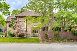 una casa de ladrillo con una valla delante en Walk to DU, Dining and Parks Spacious Denver Home!, en Denver