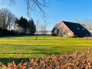 a house in the middle of a green field at Tijd-Loos in Geeste