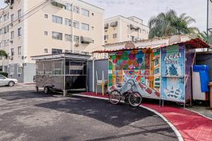 a bike parked in front of a food stand at Apto com ar-condicionado e vaga em Honorio Gurgel in Rio de Janeiro