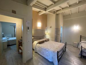 A bed or beds in a room at Il Lavandeto - farmhouse in the city