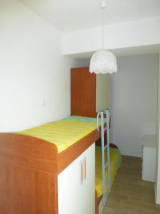 チヴィタノーヴァ・マルケにあるA Due Passi dal Mareの小さなベッドルーム(黄色のマットレス付きの二段ベッド付)