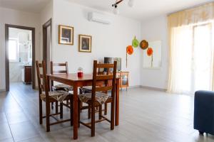 a kitchen and dining room with a table and chairs at A Casa di Falco in Mondragone