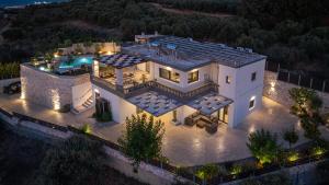 Bazén v ubytování Villa Lady Dafni with private heated pool nebo v jeho okolí