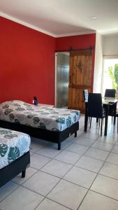 ein Schlafzimmer mit zwei Betten und einem Tisch und Stühlen in der Unterkunft Hospedaje Golden 