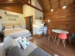a bedroom with a bed and a table and chairs at Pousada Hoff Haus in Pomerode