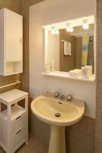 a bathroom with a sink and a mirror at Villetta vista mare Donna Lisa in Capilungo