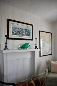 una stanza con uno scaffale con un telefono verde sopra di Comfortable Down East Waterfront Farmhouse a Sealevel